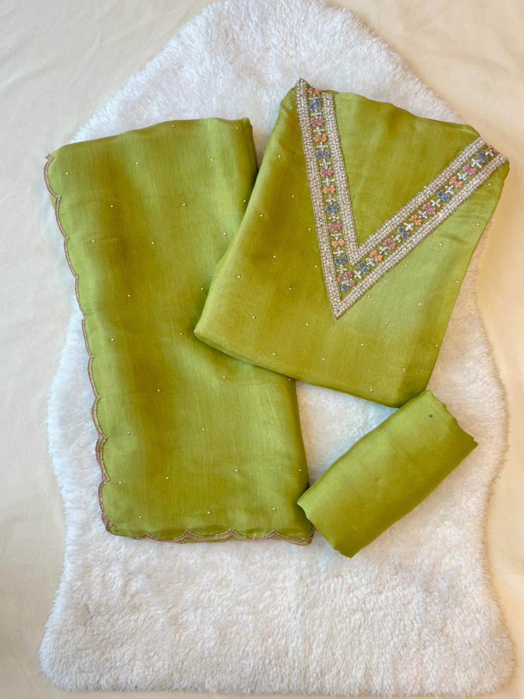 UNSTITCHED-536